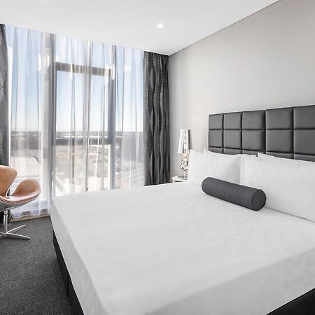 Meriton Suites Mascot Central Сідней Екстер'єр фото A bedroom at the hotel