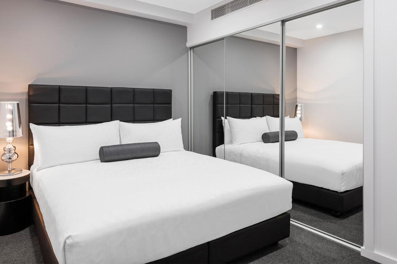 Meriton Suites Mascot Central Сідней Екстер'єр фото A bedroom at the hotel