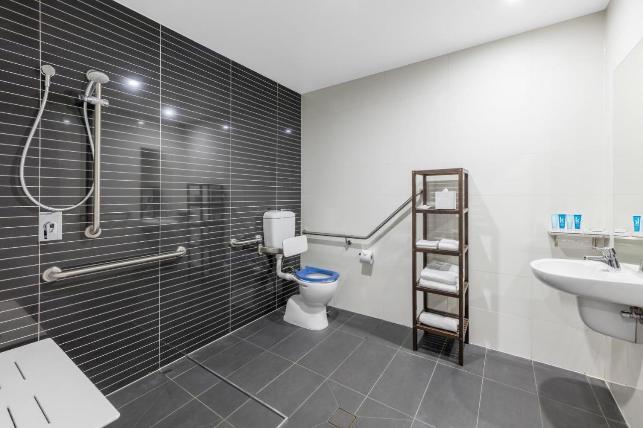 Meriton Suites Mascot Central Сідней Екстер'єр фото A wet room in a hotel