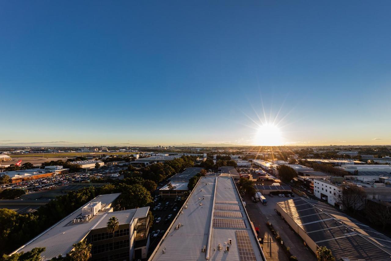 Meriton Suites Mascot Central Сідней Екстер'єр фото Aerial view of the station at sunset