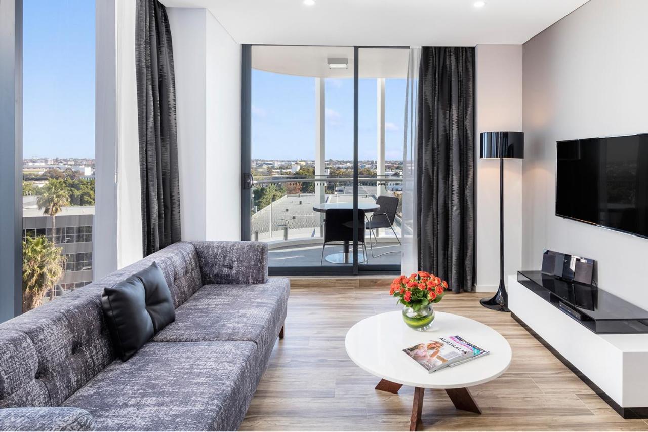 Meriton Suites Mascot Central Сідней Екстер'єр фото A living room in a typical apartment