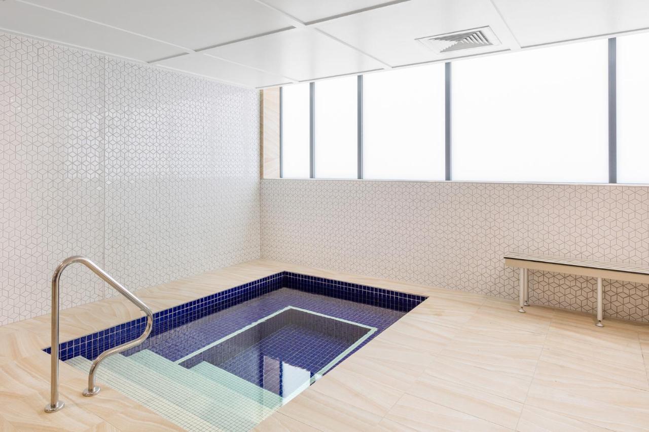 Meriton Suites Mascot Central Сідней Екстер'єр фото A small pool at the National University Hospital, Singapore