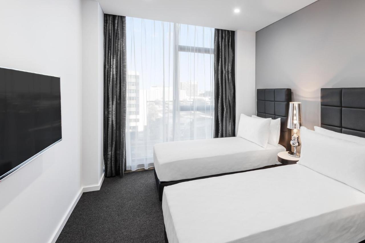 Meriton Suites Mascot Central Сідней Екстер'єр фото A typical room at the hotel