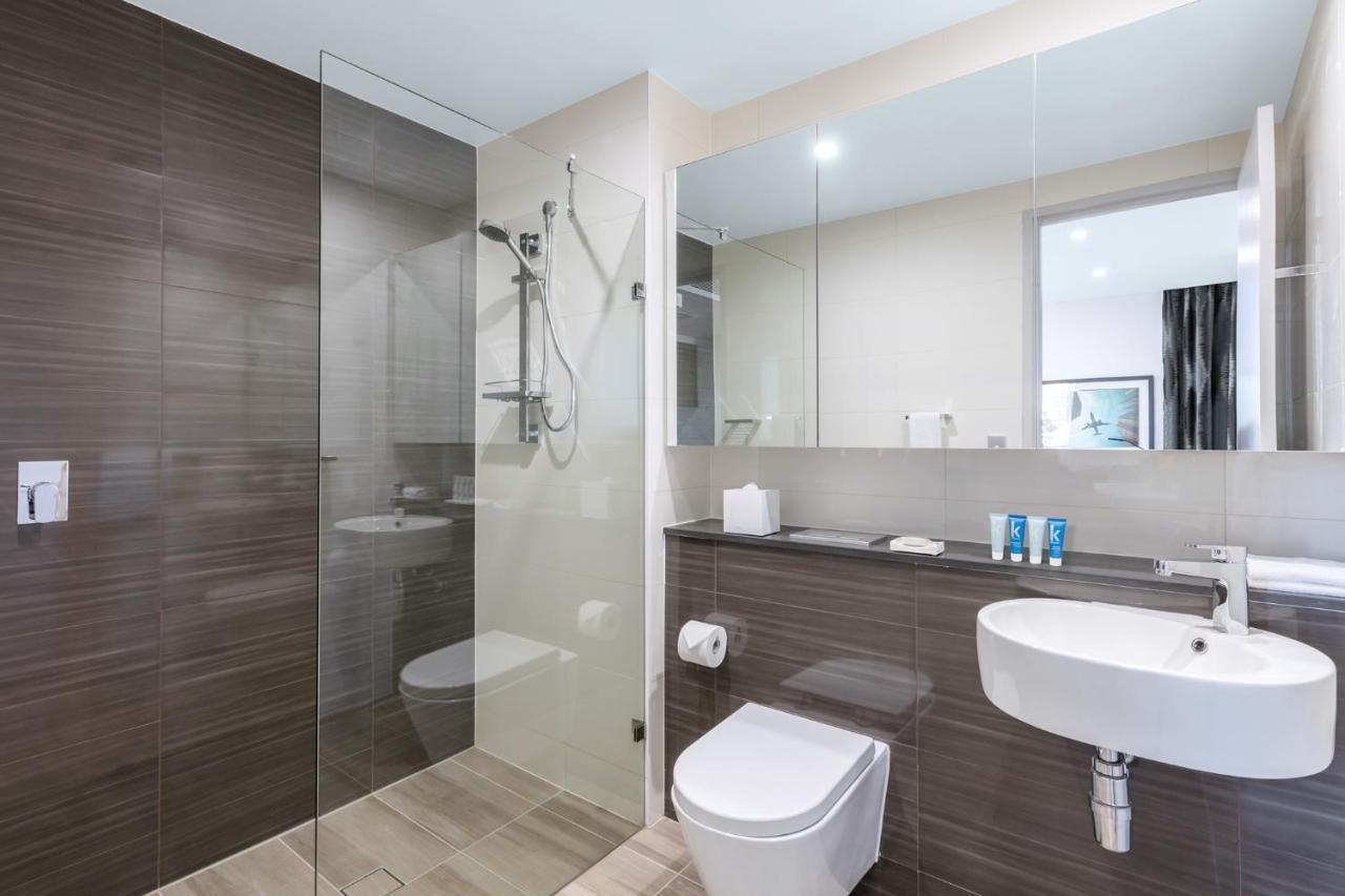 Meriton Suites Mascot Central Сідней Екстер'єр фото A modern bathroom