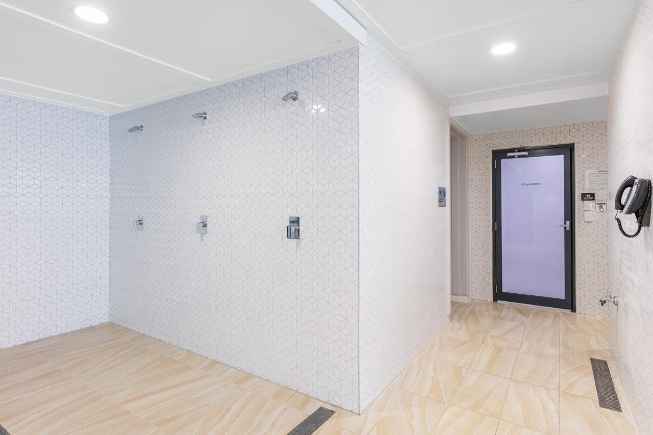 Meriton Suites Mascot Central Сідней Екстер'єр фото A shower room